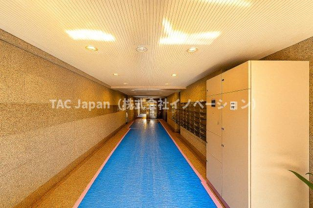 マイキャッスル東長崎のその他共用部分|広々とした明るいロビーは、陽光が差し込む心地よい空間を演出し、訪れる人の心をやさしく和ませます。待ち合わせやくつろぎの時間にもふさわしい、上質で優雅なエントランスです。