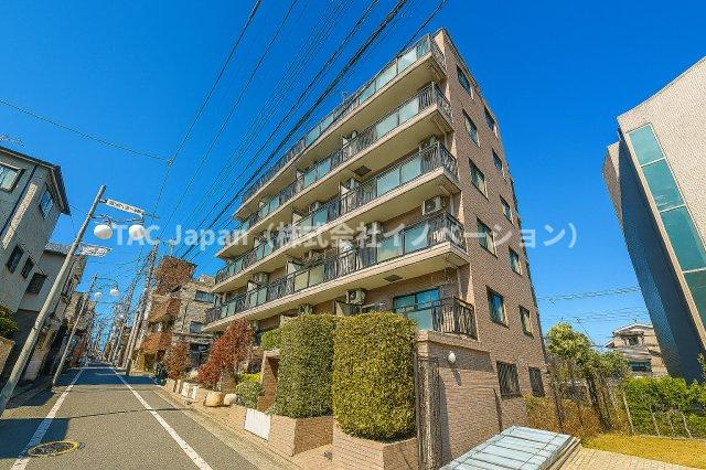 マイキャッスル東長崎の外観|洗練されたフォルムと落ち着いた色調が、街並みにやさしく溶け込む佇まい。帰るたびに、心がふっと和らぐ外観です。