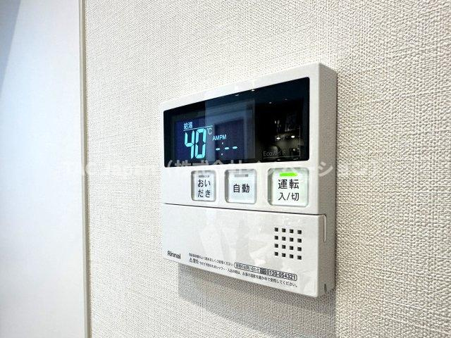 マイキャッスル東長崎の発電・温水設備|ワンタッチ操作でお湯張りや追い焚きができるオートバスは、忙しい日々の中でも快適なバスタイムをサポート。湯温の調整や保温も自動で行えるため、いつでもちょうどいい温かさのお風呂が待っています。