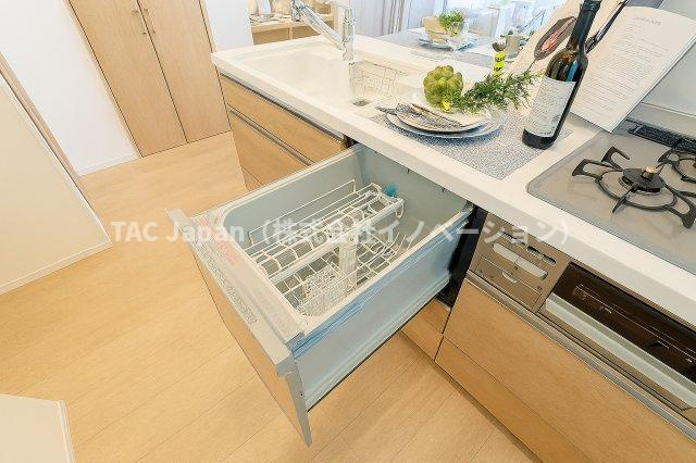マイキャッスル東長崎のキッチン|面倒な後片付けは食洗機におまかせ。空いた時間には、ソファでテレビを観ながらゆったりひと息。家事の負担を減らして、毎日に小さな余裕と心地よさをもたらします。