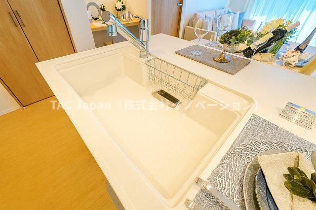 マイキャッスル東長崎のキッチン|人工大理石のシンクは天板とシンクが同じ素材の為、つなぎ目がなく汚れにくい造りになっております。