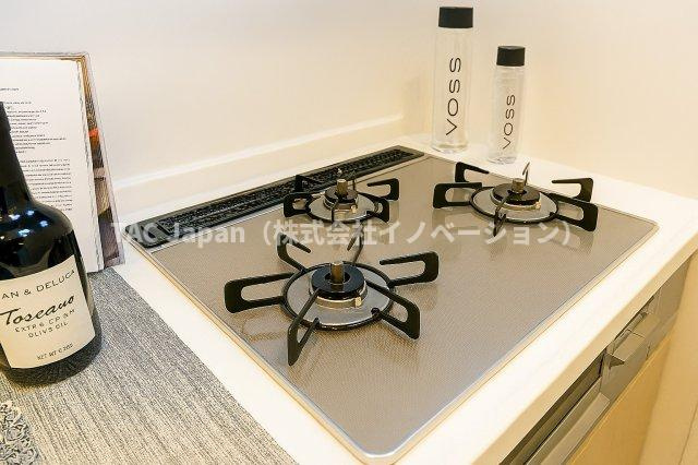 マイキャッスル東長崎のキッチン|3口ガスコンロで、同時調理もスムーズに。忙しい毎日にうれしい機能です。ガラストップコンロはスタイリッシュなデザインで、掃除が簡単、汚れがつきにくいなどのメリットがあります。