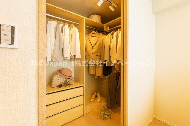 マイキャッスル東長崎の収納|収納力抜群のクローゼットが、お部屋をいつもすっきりと整えてくれます。見た目も美しく、生活感を上手に隠しながら、快適で居心地の良い空間を実現。日々の暮らしをもっと豊かに彩ります。