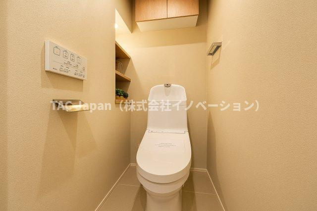 マイキャッスル東長崎のトイレ|最新設備を備えたトイレは、快適性とスタイリッシュさを兼ね備えた空間。清潔感のある美しい内装とすっきりとしたデザインが、暮らしに心地よさをプラス。清潔・快適・美しさが調和した、上質なトイレ空間です。