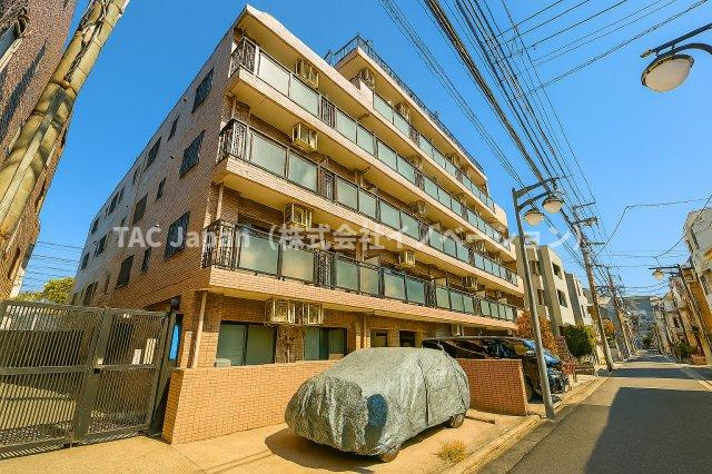 マイキャッスル東長崎の外観|ただいま、と家に帰るたびに心がほっと安らぐ、美しく誇らしい外観デザイン。温かみと上質さが絶妙に調和し、家族を迎える誇り高い表情を見せます。街並みにも映える佇まいは、安心感と豊かさをもたらしてくれます。