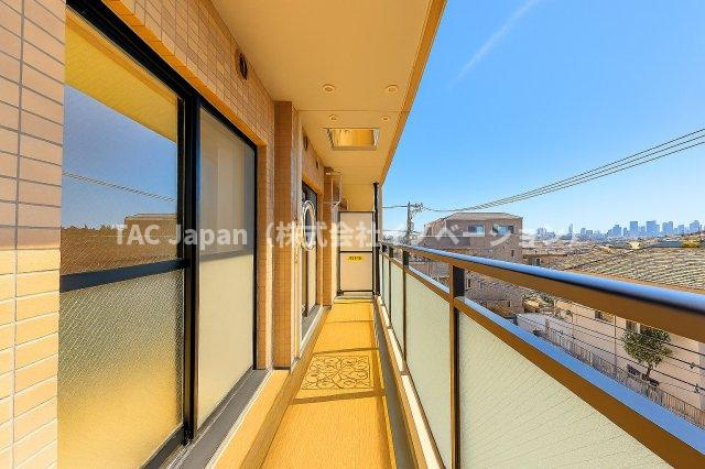 マイキャッスル東長崎のバルコニー|やわらかな風がそっと頬をなで、空の広がりが日常を包み込むバルコニー。朝の光に目を細めたり、夕暮れの空にひと息ついたり──心がほどけるひとときが、ここにはあります。
