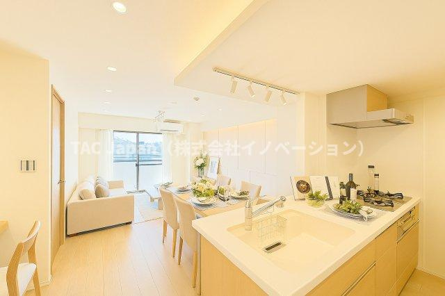 マイキャッスル東長崎のキッチン|調理中も家族の様子が見渡せる対面キッチン。自然と会話が生まれ、毎日の食事が楽しくなります。