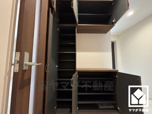 尼崎市大島1丁目の収納|玄関にはシューズボックスを完備。家族の靴もしっかり収納できるので、玄関がいつも片付き、気持ちよくお客様を迎えられます。