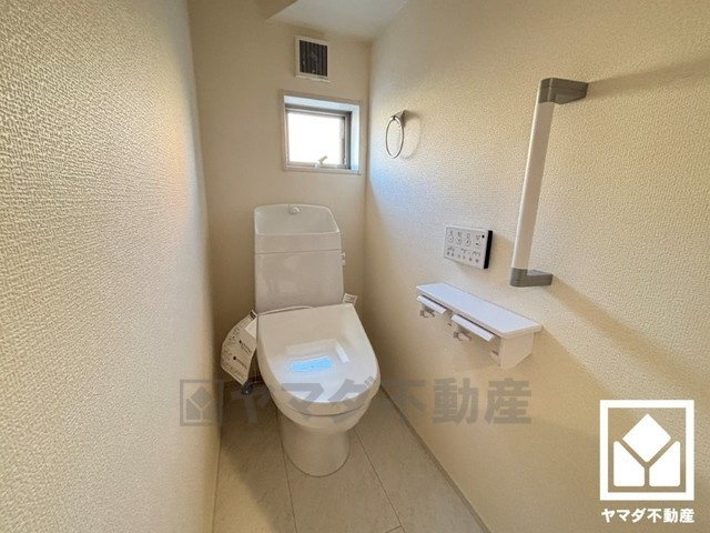 尼崎市大島1丁目のトイレ|トイレが1階と2階にあるので、朝の忙しい時間にも混雑せず快適です。手すりがございますので、立ち座りが楽になります。