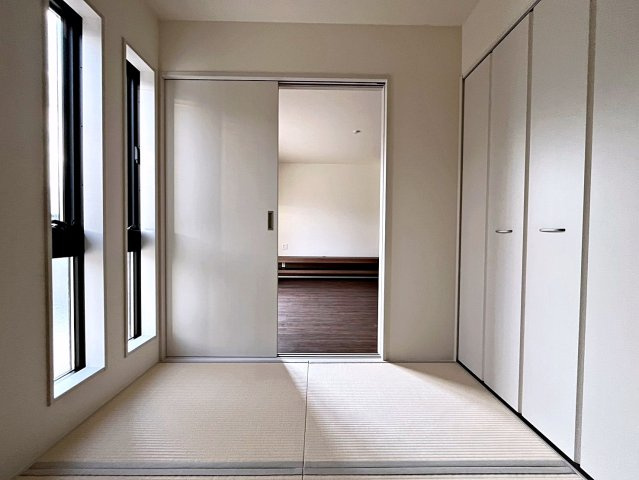 新築戸建・新築建売　福島市方木田第16 2期【長期優良住宅】吉井田小・福島一中の和室|畳のぬくもりが心地いい和室。リビングから見守ることができ、お子様のお昼寝や遊び場に最適です！