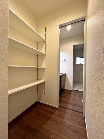 新築戸建・新築建売　福島市方木田第16 2期【長期優良住宅】吉井田小・福島一中の収納|パントリー収納は洗面室へも行き来ができ、回遊性の良い間取りです！