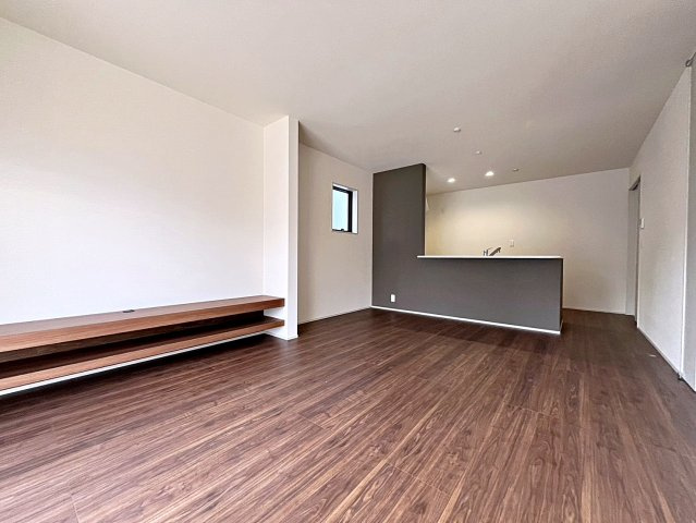 新築戸建・新築建売　福島市方木田第16 2期【長期優良住宅】吉井田小・福島一中の居間・リビング|LDKは16帖で備え付けのワイドなテレビカウンターがアクセント！