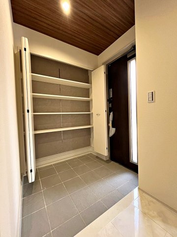 新築戸建・新築建売　福島市方木田第16 2期【長期優良住宅】吉井田小・福島一中の玄関|大容量のシューズボックス付きの玄関スペースは玄関ドアから光が入り明るいです！