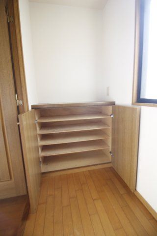 ルミエール弦巻の玄関