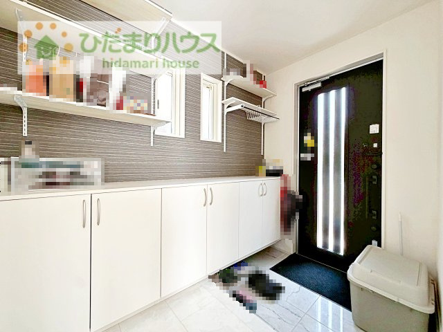 【玄関】 | 守谷市松並青葉3丁目　中古戸建 | 靴で溢れかえっていた玄関も、大きなシューズボックスと、玄関横のクロークでスッキリ解決！玄関は「その家の顔」とお考えの方にオススメの広さです！