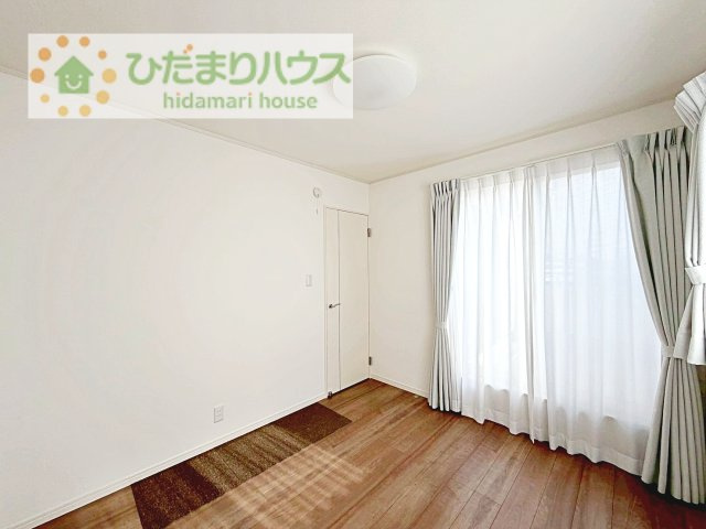 【子供部屋】 | 守谷市松並青葉3丁目　中古戸建 | バルコニーに面していて、たっぷり光りの入る明るい子供部屋です！