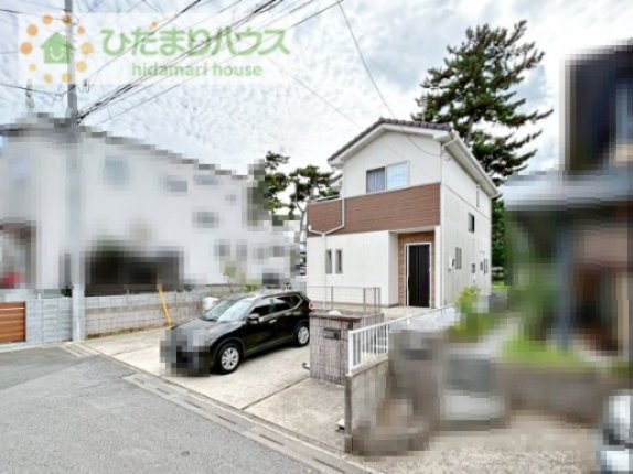 【外観】 | 守谷市松並青葉3丁目　中古戸建 | 茶色と白の明るい外観( *´艸｀)