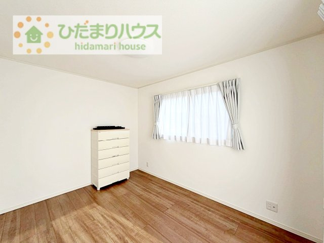【洋室】 | 守谷市松並青葉3丁目　中古戸建 | お掃除しやすく、清潔感を保てるのでダニも発生しにくいフローリング♪