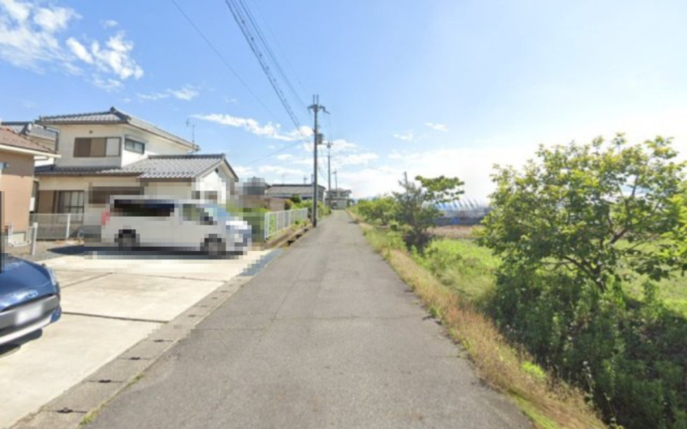 野洲市北比江　中古戸建の前面道路含む現地写真