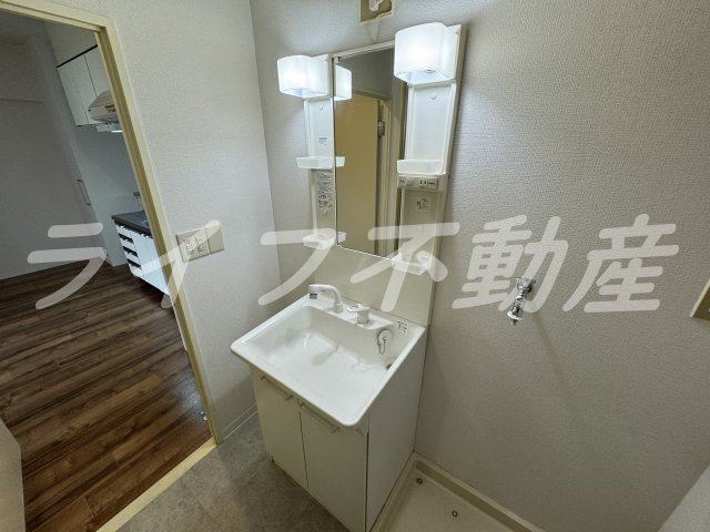 サンハイツ稲田の独立洗面台|朝の支度にも助かる、独立の洗髪洗面化粧台