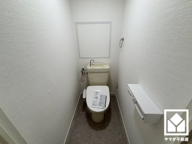 武庫川ニュースカイハイツのトイレ|明るく清潔感溢れるトイレです。温水洗浄便座付きで、季節を問わずいつでも温かい便座をお使いいただけます。