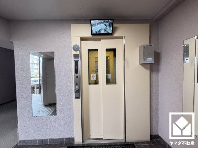 武庫川ニュースカイハイツのその他共用部分|スムーズな移動を叶えるエレベーターが1基ございます。忙しい朝も快適に、ストレスフリーな暮らしをサポート。防犯カメラが設置されておりセキュリティにも配慮されています。