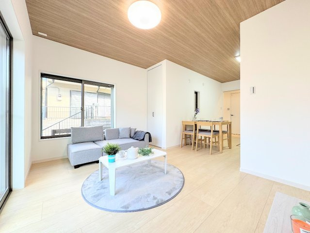 港南区笹下6丁目　中古戸建の外観|◆柔らかな色合いのフローリングと清潔感のあふれる白のクロスが明るい空間を創り出しているリビングダイニング。家族の集まる憩いの場にふさわしい空間。