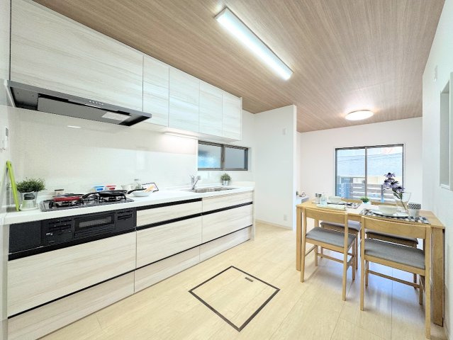 港南区笹下6丁目　中古戸建の居間・リビング|◆一家だんらんのスペースとなるＬＤＫ。窓から明るい光が差し込み、思わず家族の会話も弾む快適な空間。