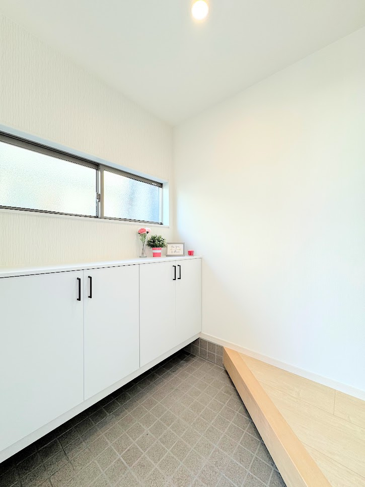 港南区笹下6丁目　中古戸建の玄関|◆明るい玄関です！散らかりやすい玄関もスッキリする大容量のシューズボックス付き。