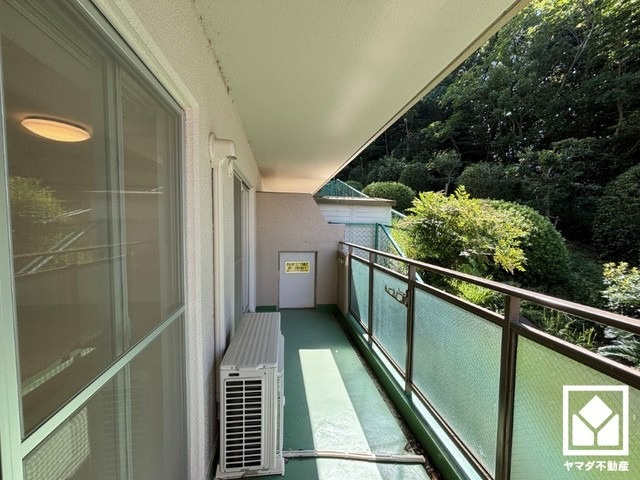 シーアイマンション高座のバルコニー|南向きで陽当たり、風通し良好。緑に囲まれたバルコニーで、陽射しを感じながら贅沢な時間を過ごすことができます。