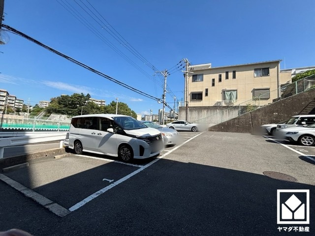 シーアイマンション高座の駐車場|「関西スーパー大社店」まで徒歩11分、「セブンイレブン西宮柳本町店」まで徒歩12分など、お買い物施設が徒歩圏内に複数あり便利な住環境です。