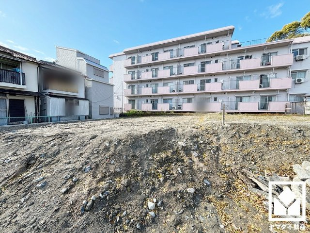 尼崎市東園田町1丁目　3期の外観|道路を挟んで北西側に緑豊かな「猪名川風致公園」があり、春にはお花見も楽しめます。徒歩圏内に斜面を利用した大きなすべり台がある「西浦公園」もあり、子育て世帯の方にもお勧めです。