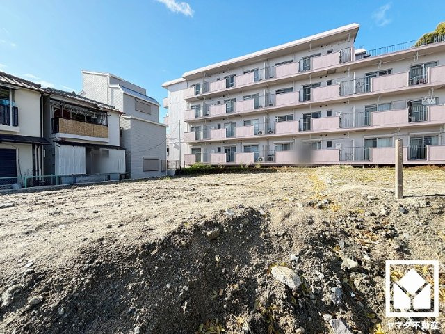 尼崎市東園田町1丁目　3期の外観|リビング東側と1階納戸の窓はシャッター雨戸付きでセキュリティにも配慮されています。台風などによる飛来物からの保護、また防音・断熱・目隠しなどにも。