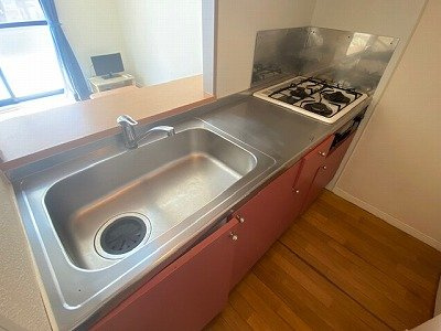 レオパレスピュアタウンⅡのキッチン|１階の居間。（家電は部屋によりメーカー等異なります）