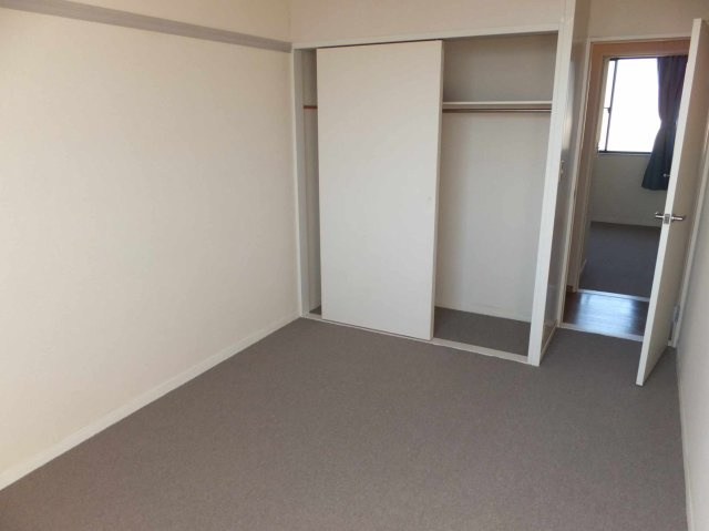 レオパレスピュアタウンⅡの内装|２階の部屋（ハンガーパイプ付きクローゼット有り）