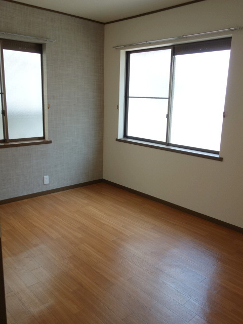 コーポリバーサイドの居間・リビング|★２面採光の明るい洋室★