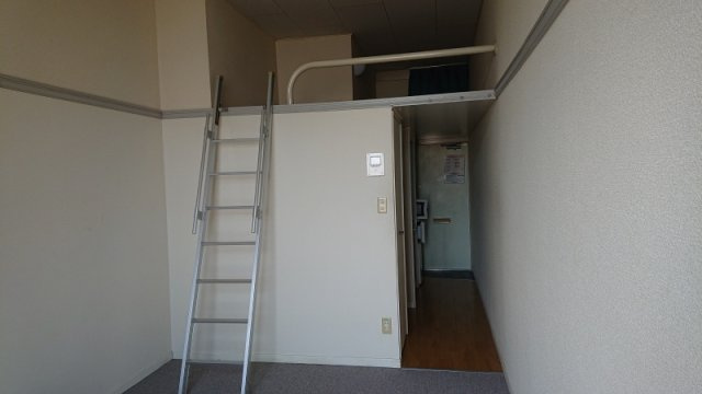 レオパレスコスモスの居間・リビング