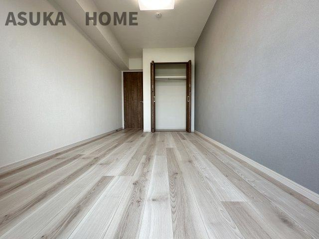 パークハイム日吉本町の洋室|大きな窓からたっぷりの日差しが降り注ぐ明るい室内です。目覚めの良い朝を迎えられそうですね。