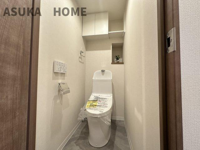 パーク・ハイム日吉本町のトイレ|温水洗浄便座のトイレ設備です。トイレ上部にはあると便利な吊戸棚を設置います。