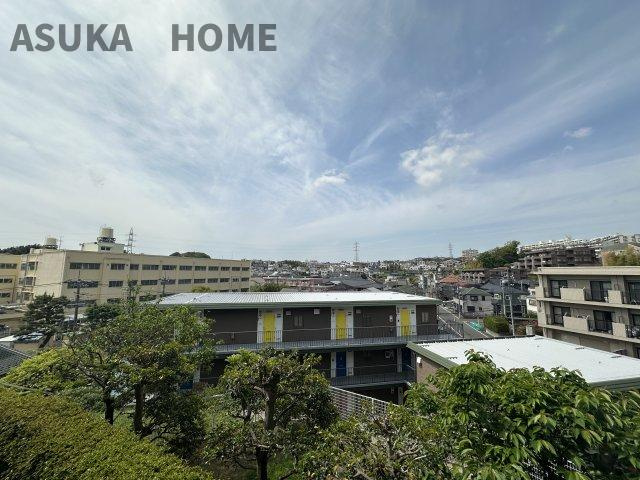 パークハイム日吉本町のバルコニー|広くワイドなスペースになっているので、一度にたくさんの洗濯物が干せそうですね。