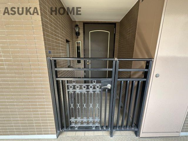 パーク・ハイム日吉本町の玄関|プライバシー性も確保される専用玄関ポーチ付きの住戸です。