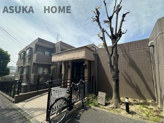パーク・ハイム日吉本町の外観|爽やかな青空の下で安心できる生活が始まります。