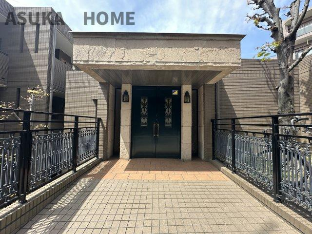 パーク・ハイム日吉本町のその他共用部分|綺麗に整備されたエントランスです。