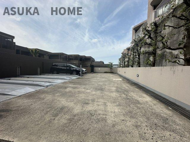 パーク・ハイム日吉本町の駐車場|広々とした駐車場です。車の出し入れがとても楽でお出かけが増えそうです。