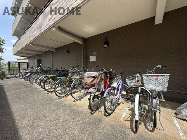 パーク・ハイム日吉本町の駐輪場|屋根付きの駐輪場は雨の日や保管にとても便利で安心ですね。