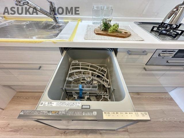 パークハイム日吉本町の独立洗面台|使いやすい3面鏡、シャワー付水栓で洗面台でのシャンプーや毎日の掃除にも便利な設備ですね。