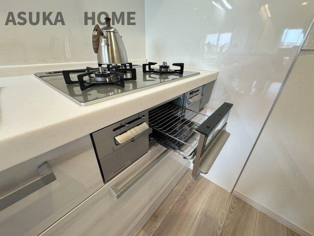 パークハイム日吉本町のトイレ|温水洗浄便座のトイレ設備です！トイレ上部にはあると便利な吊戸棚を設置！