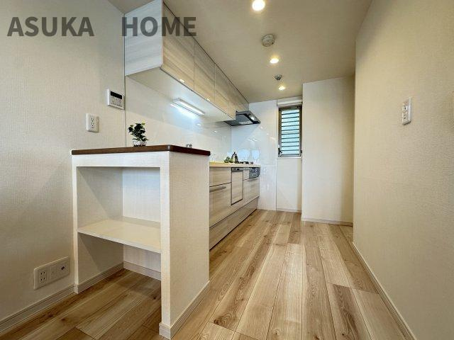 パークハイム日吉本町の玄関|玄関横には、たっぷり収納のミラー付シューズボックスも嬉しい設備です。