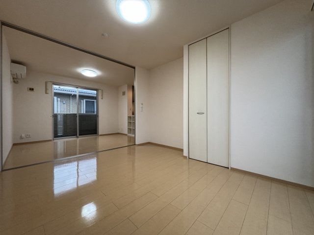 グレース中谷A棟の洋室|落ち着いた色調の洋室です