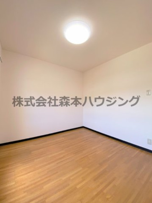 【洋室】 | 　私市ロイヤルマンション | 落ち着いた色調の洋室です